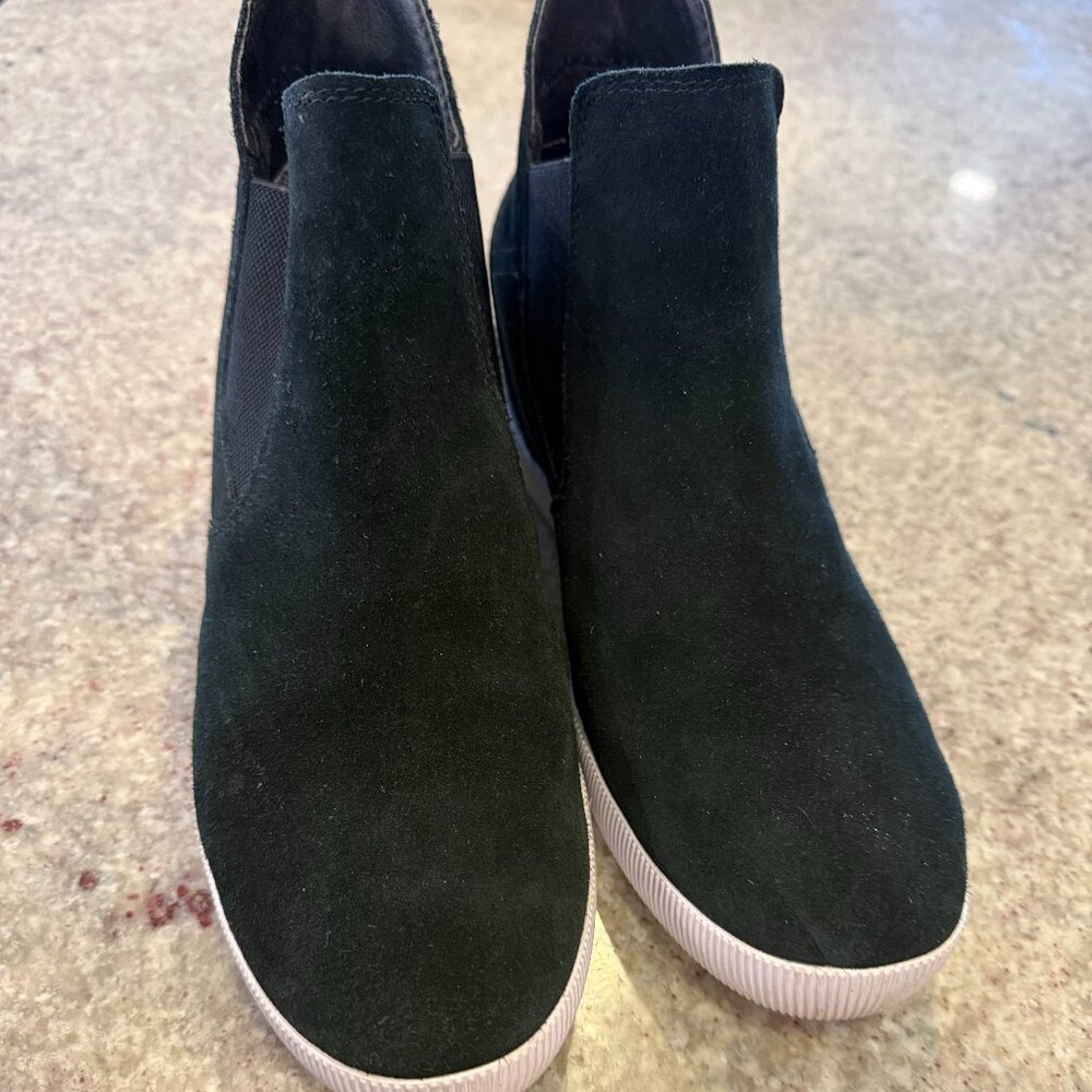 SOREL Evie II Waterproof Suede Chelsea Boots – Black – Women’s Size 10